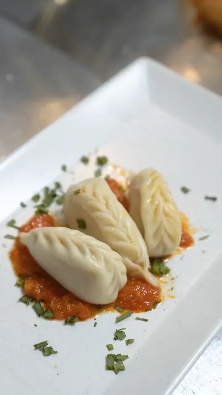 Un piatto di culurgiones al sugo di pomodoro, preparati alla cooking class dell’Hotel Aristeo