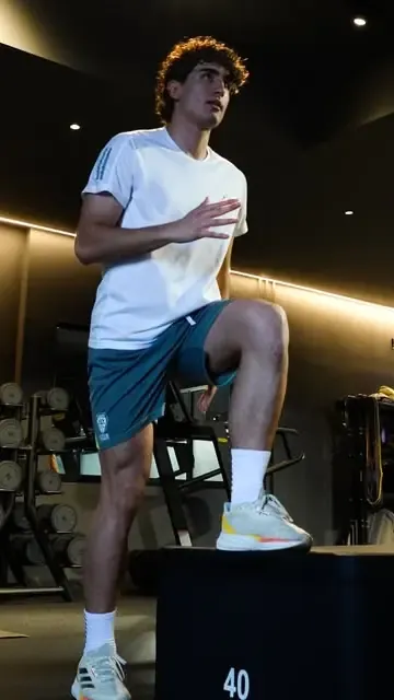 Un atleta sale su un box di allenamento nella palestra di Pro Lab