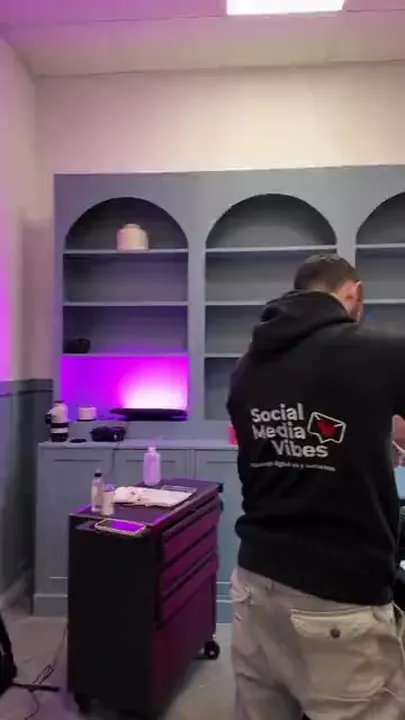 Sul set di Francesca Concas, uno del team al lettino e un altro che controlla la fotocamera